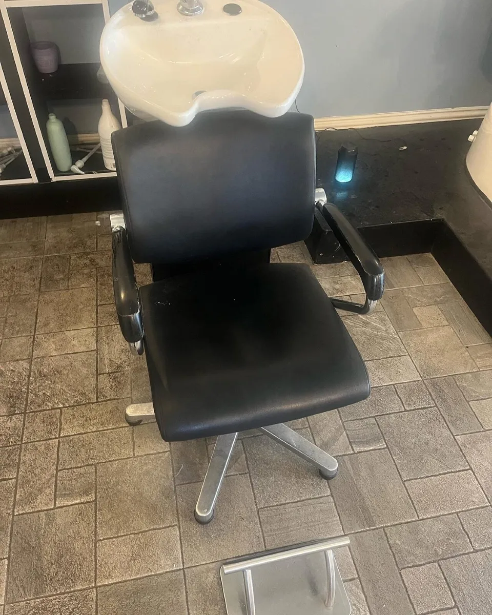 Hair salon basin and styling chair - Image 1