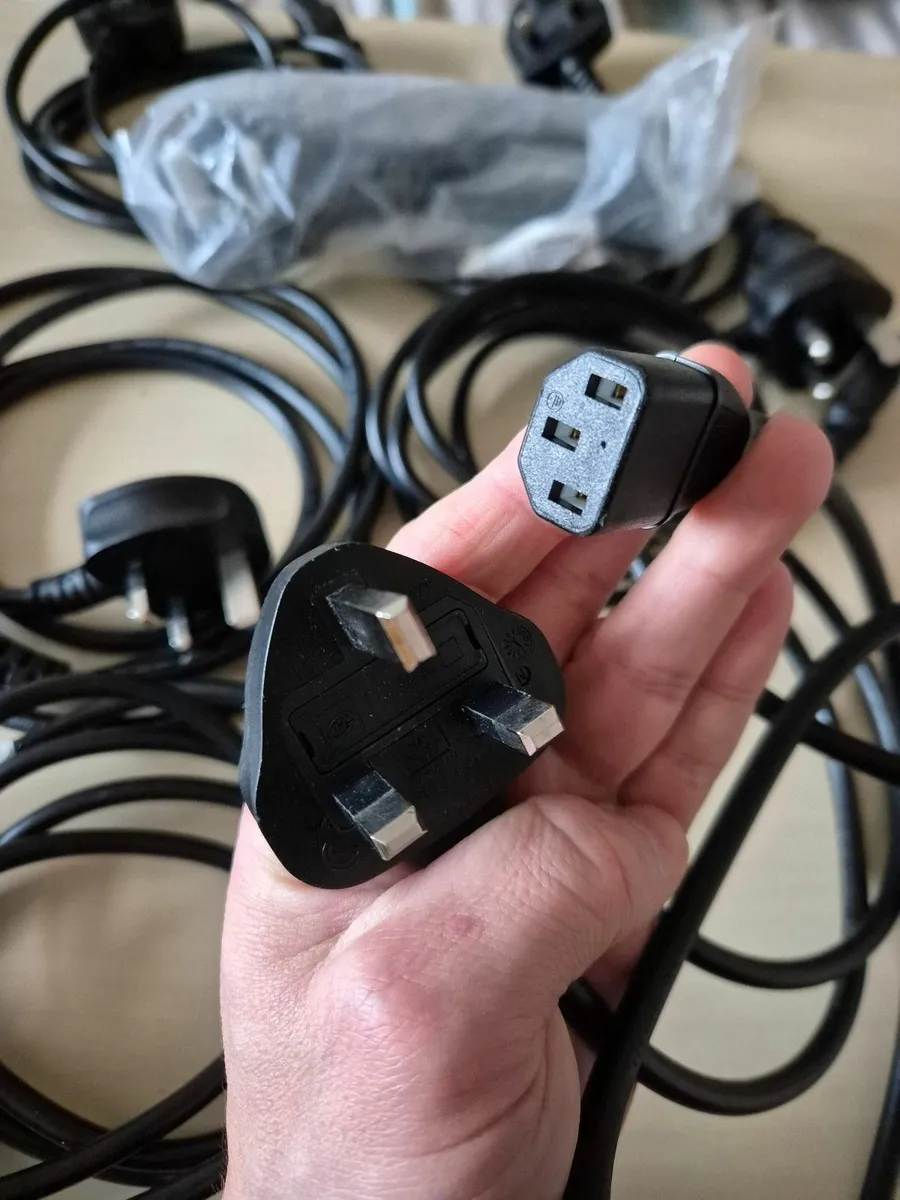 Mains/power cable(s) for computer or monitor. - Image 2