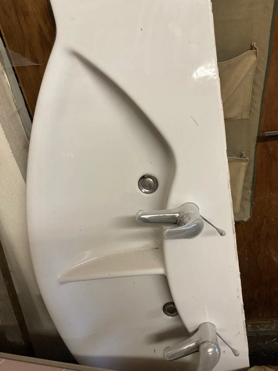 Bathroom basins - Image 1
