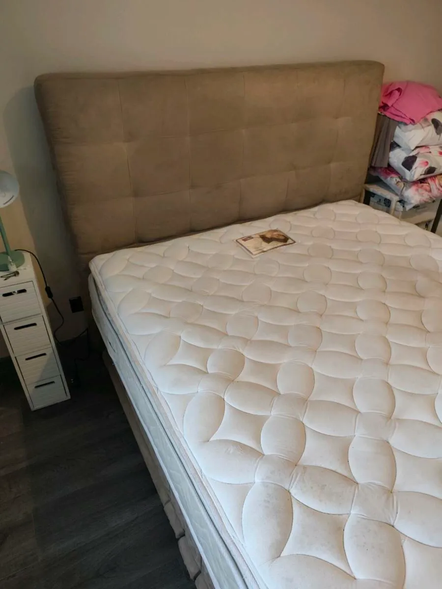 King size bed - Image 1