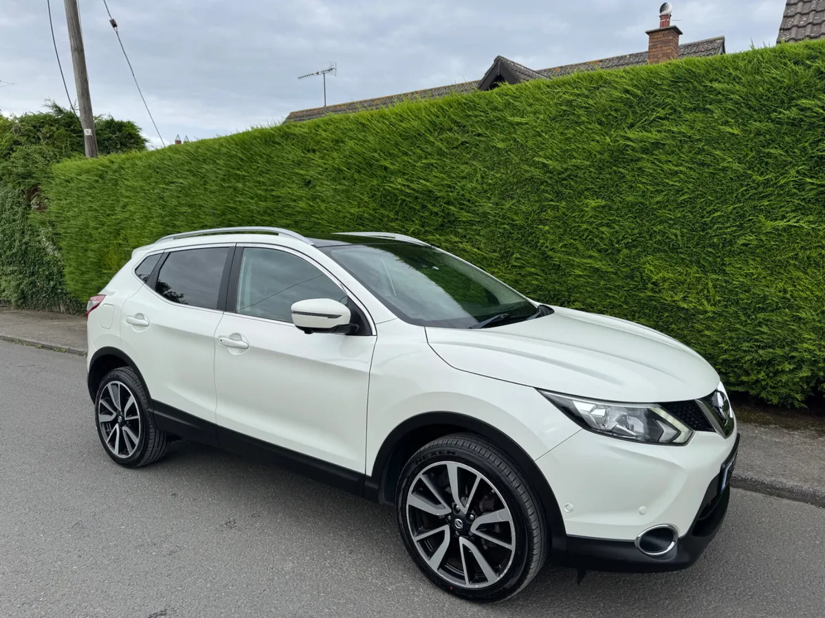 Nissan Qashqai tekna model high spec pearl white - Image 1