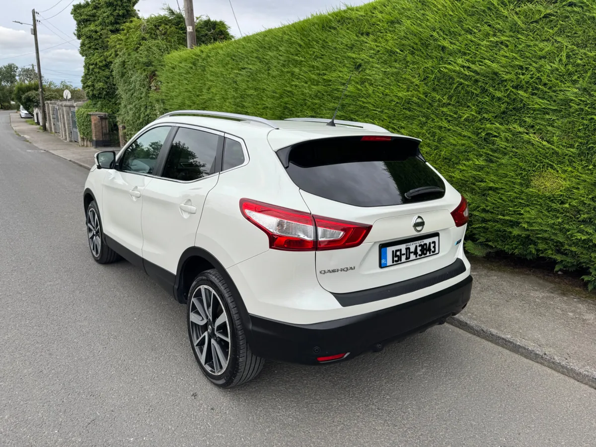 Nissan Qashqai tekna model high spec pearl white - Image 3