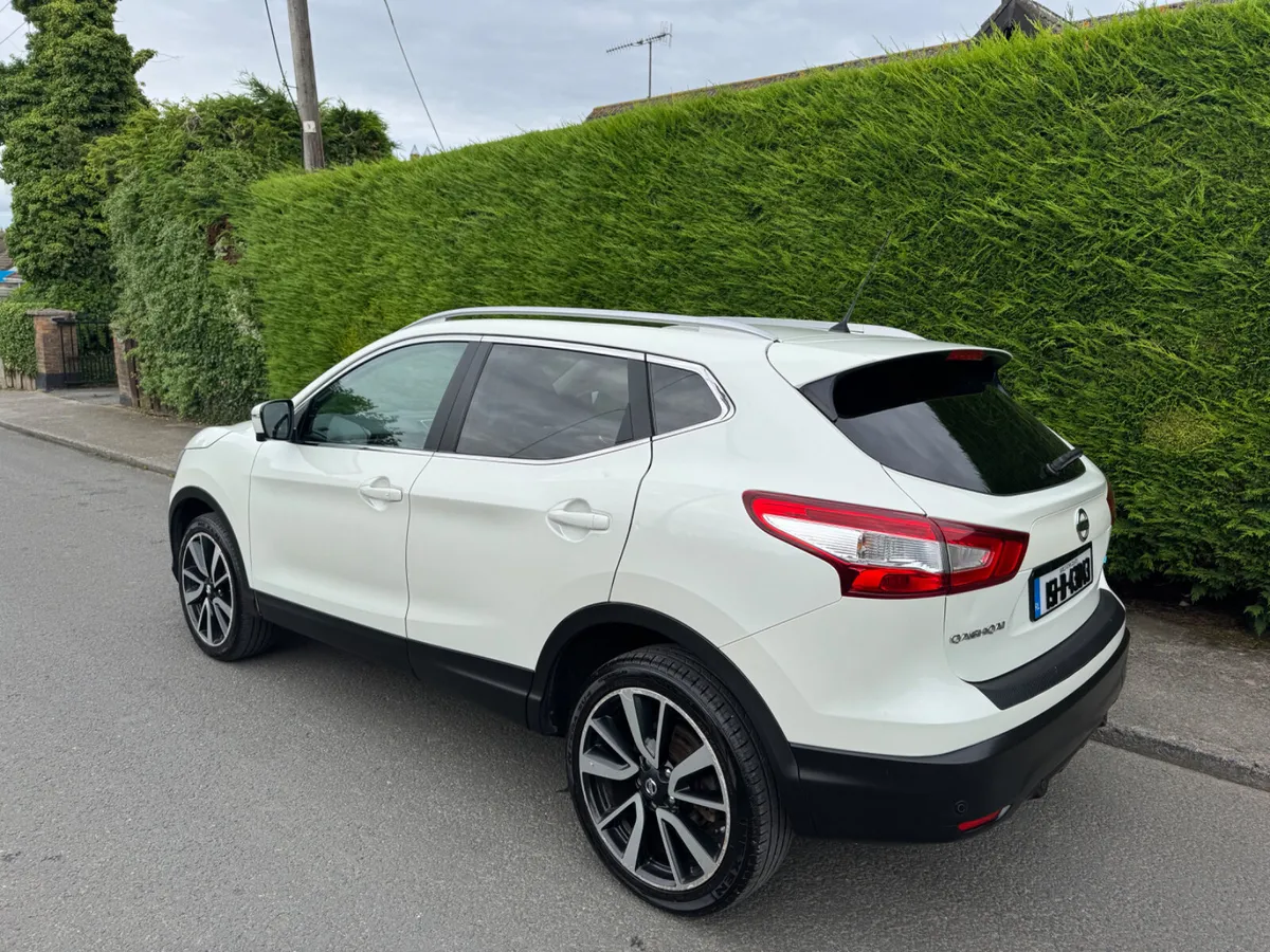 Nissan Qashqai tekna model high spec pearl white - Image 4