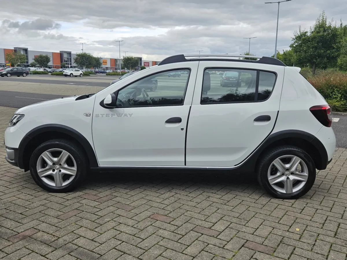 Dacia Sandero Stepway 1.0 PETROL LAUREATE MODEL * - Image 4