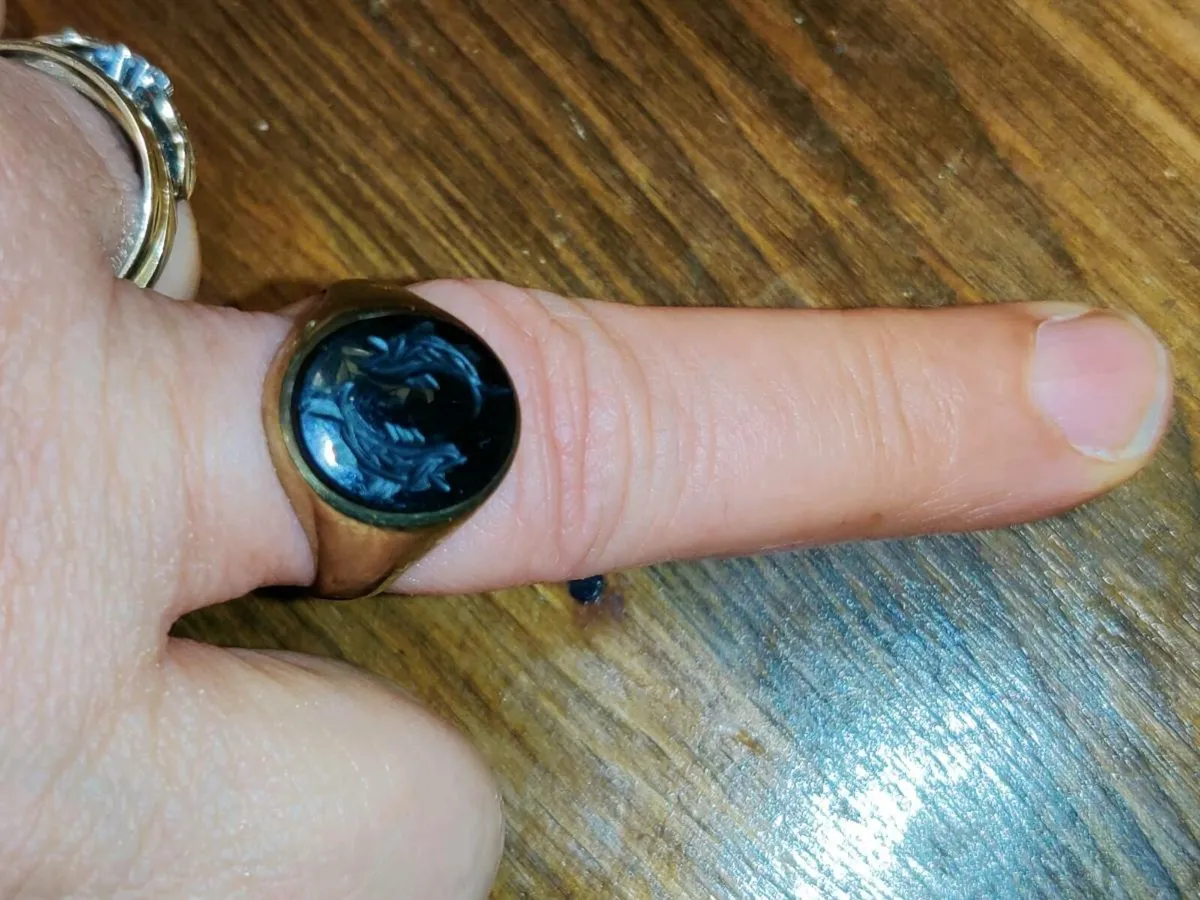 BLACK ONYX FISHES, 9CT Gold Vintage Unisex Ring ! - Image 3