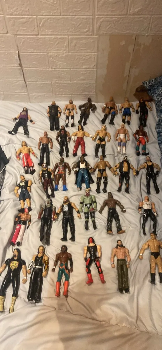WWE figures and ring - Image 1