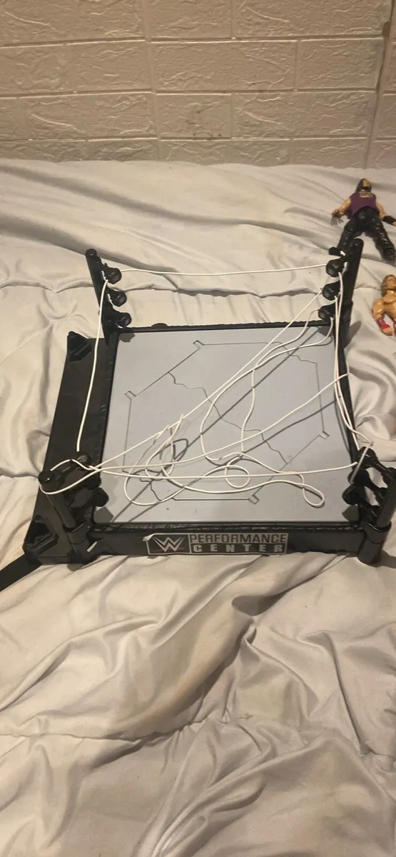 WWE figures and ring - Image 2