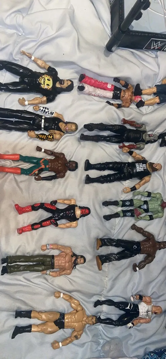 WWE figures and ring - Image 3