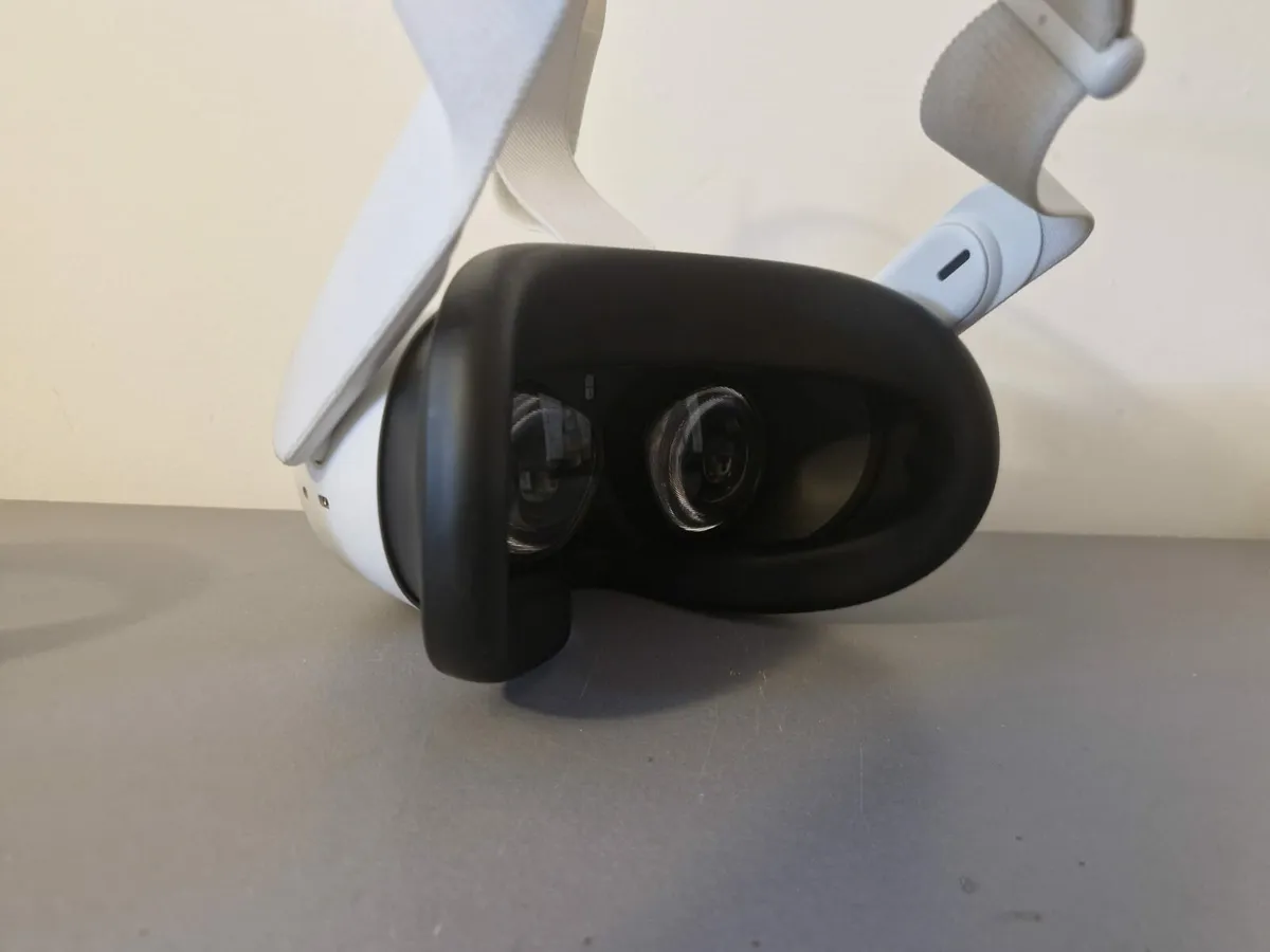 Oculus Quest 2 - Image 2