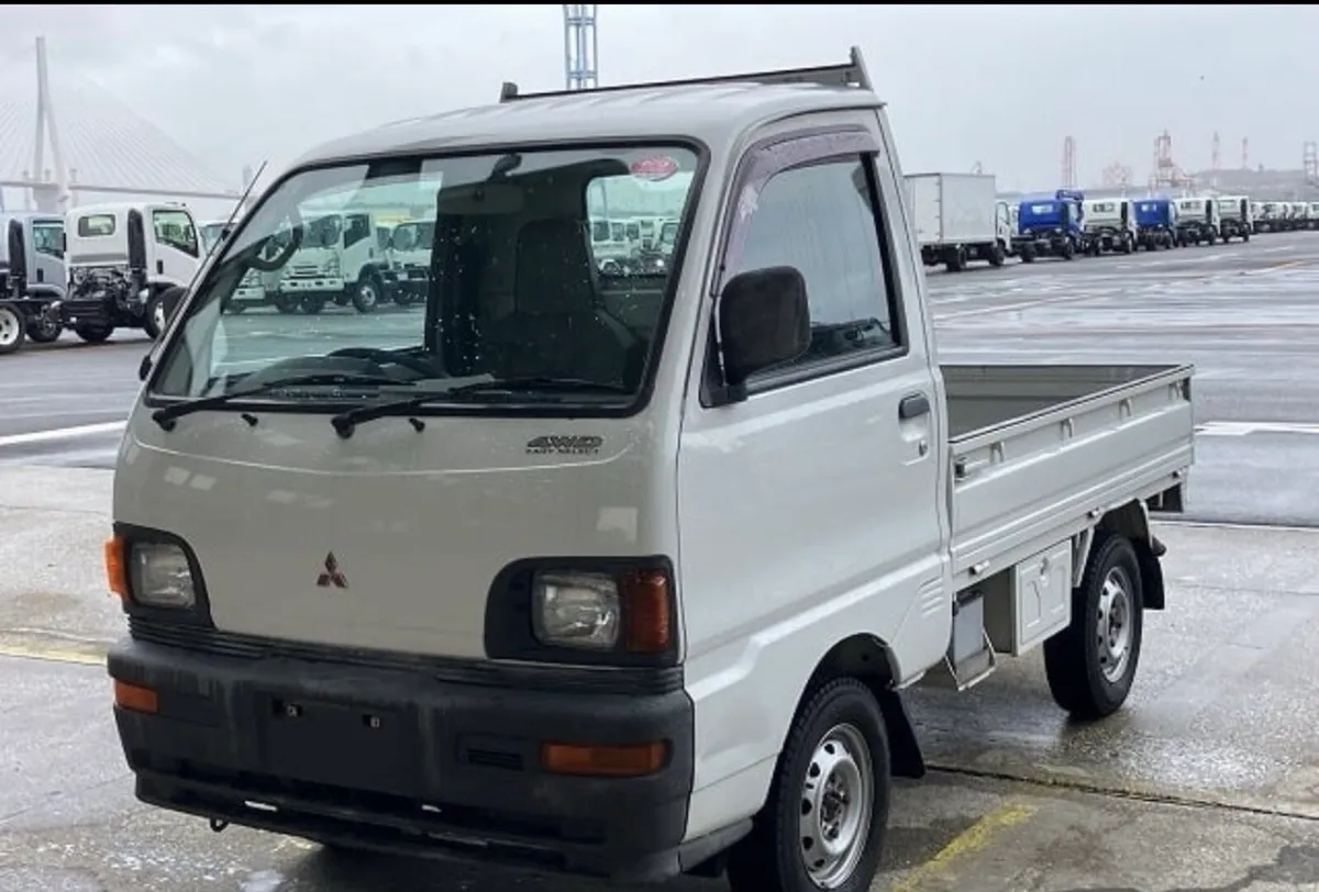 Mitsubishi Minicab 4 wheel drive - Image 1