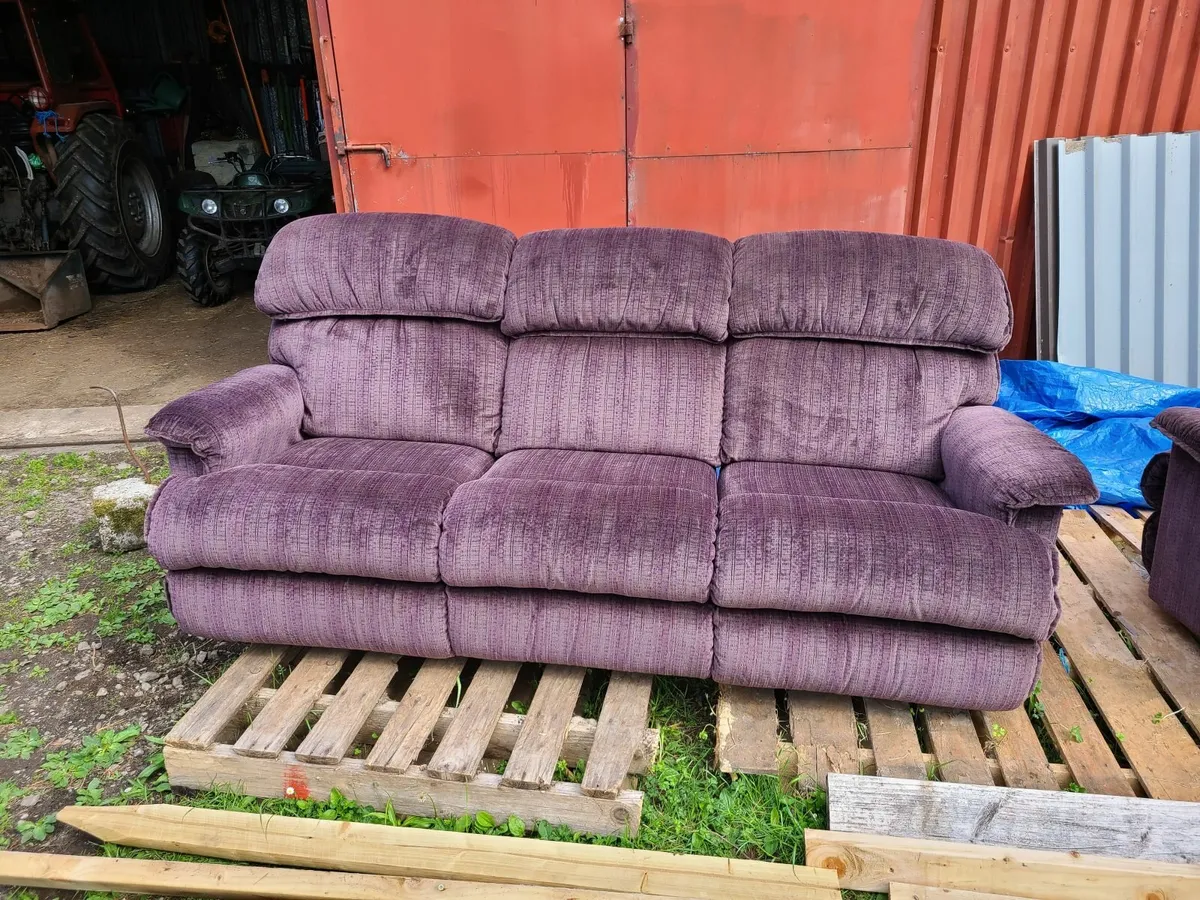 Couch and 2 seats - Image 1