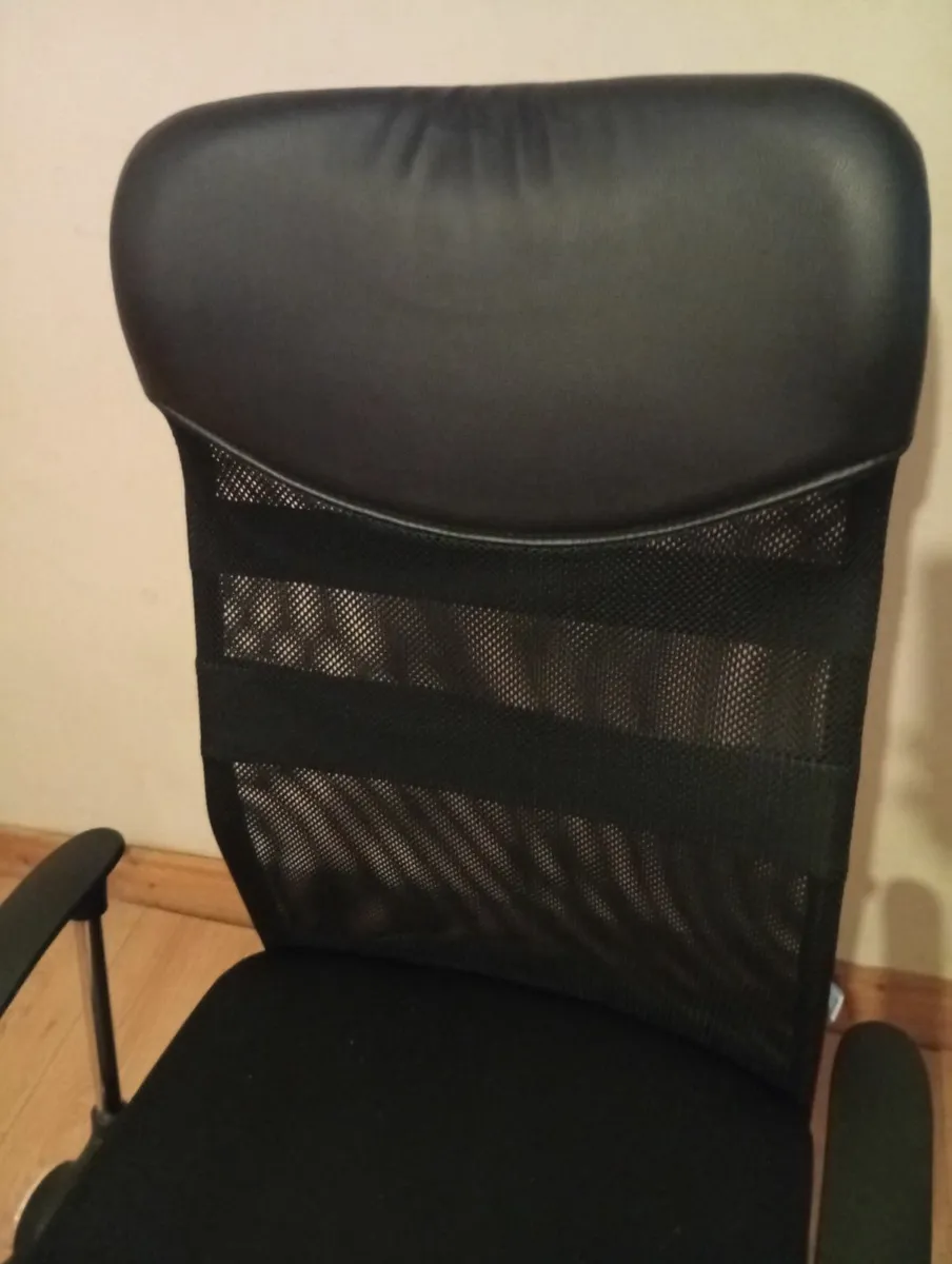 Quality Comfortable computer swivel chair 4months - Image 3