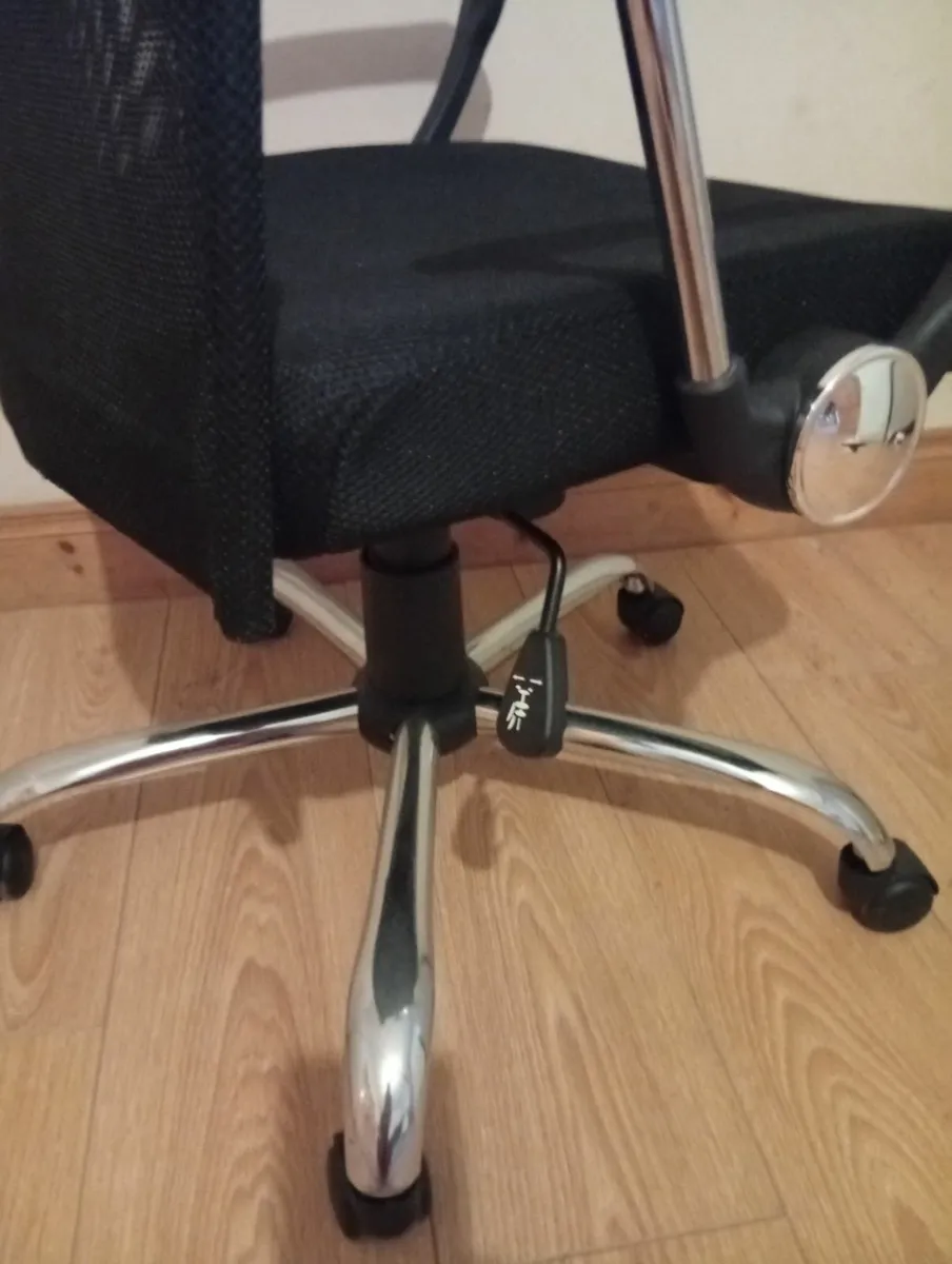 Quality Comfortable computer swivel chair 4months - Image 4