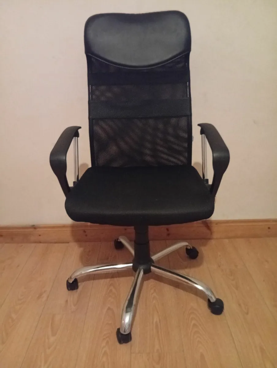 Quality Comfortable computer swivel chair 4months - Image 1