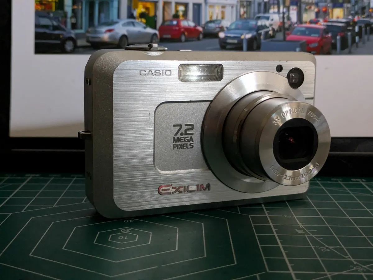 Casio Exilim 7.2 MP CCD🌈 digital compact camera - Image 1