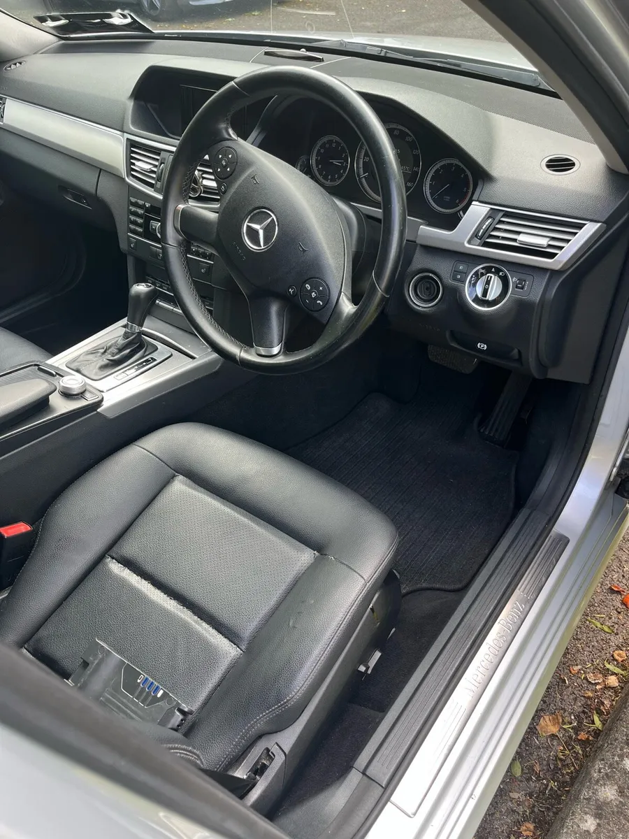 Mercedes Benz E -Class 2011 - Image 2