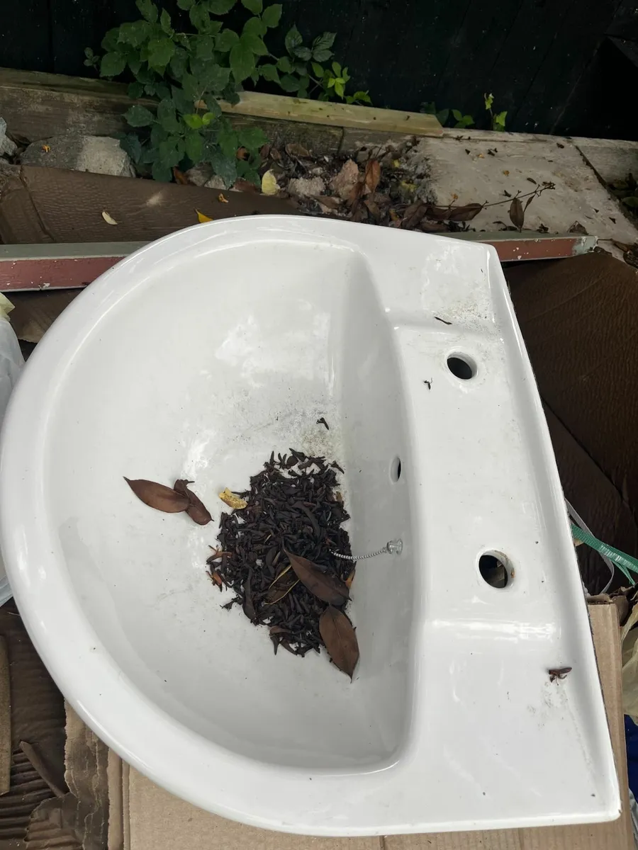 sink with pedestal - Image 3