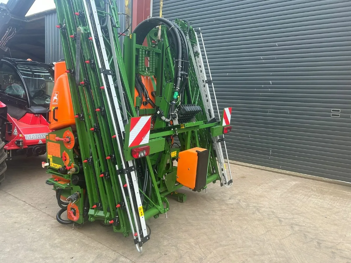 Amazone UF1201-24m sprayer - Image 3
