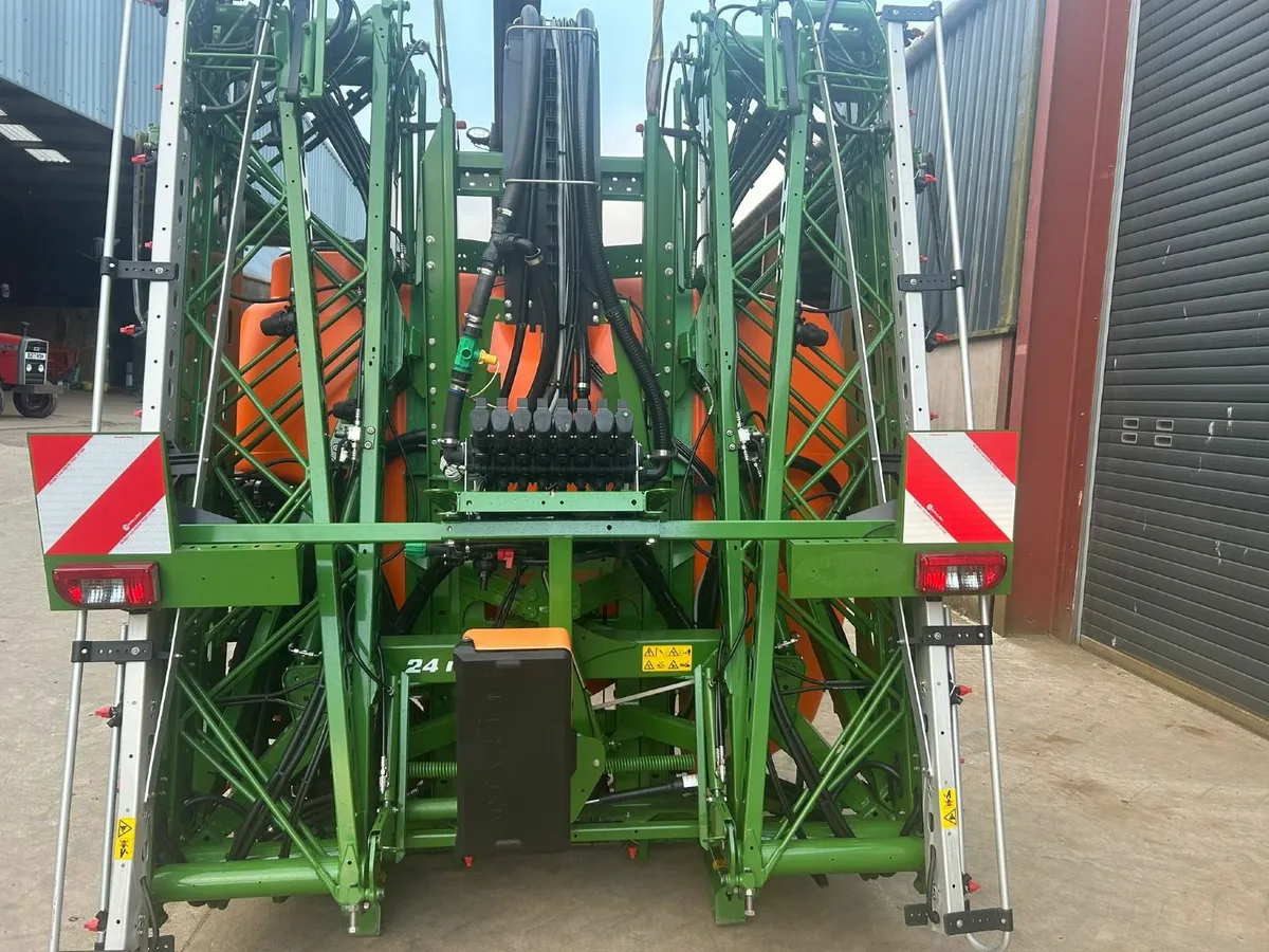 Amazone UF1201-24m sprayer - Image 4