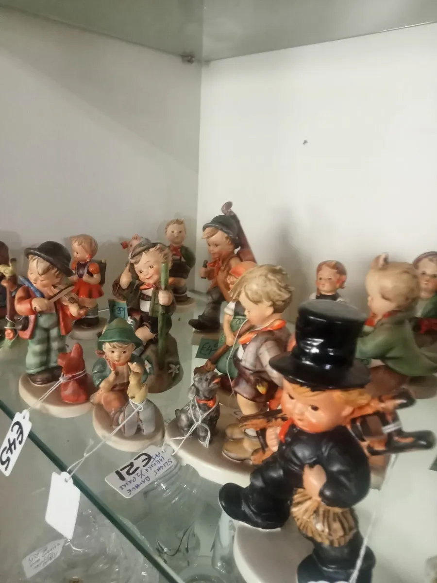LOADS OF COLLECTABLES ,ANTIQUES ETC - Image 1