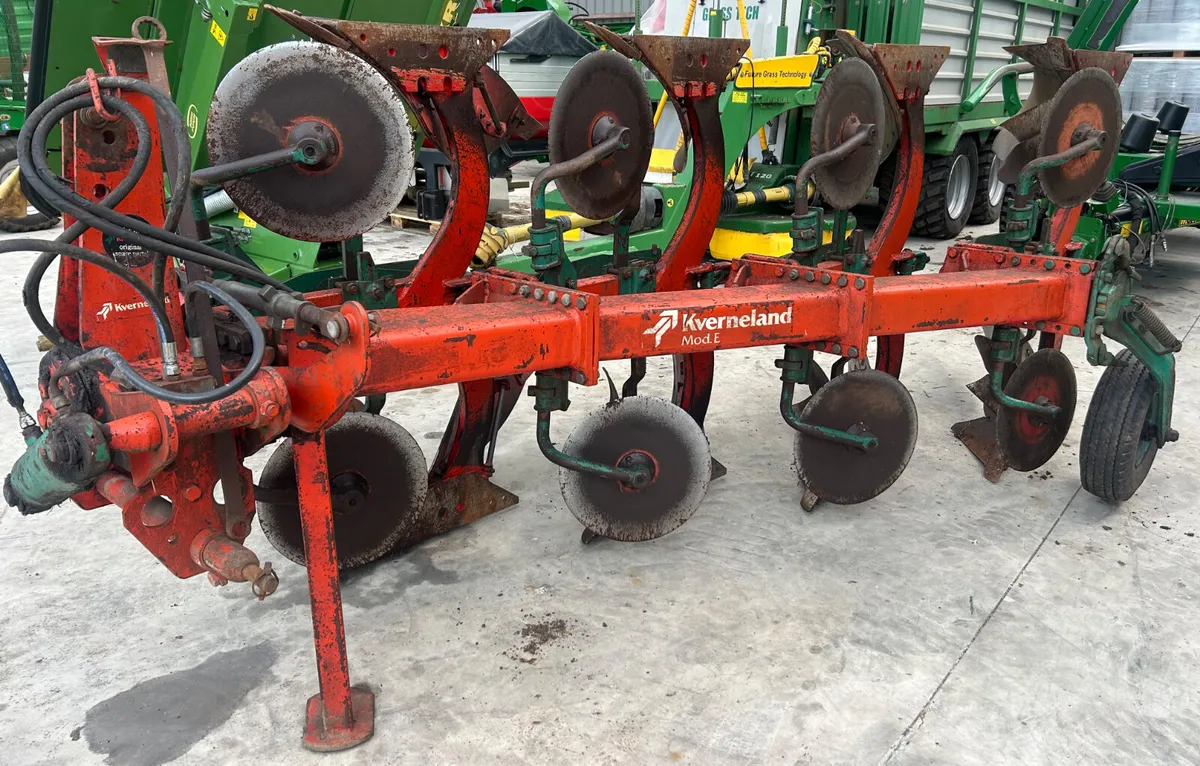 Kverneland 4 furrow reversible plough - Image 1
