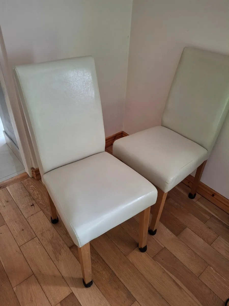 4 dinning room or kitchen chairs           TV unit - Image 3