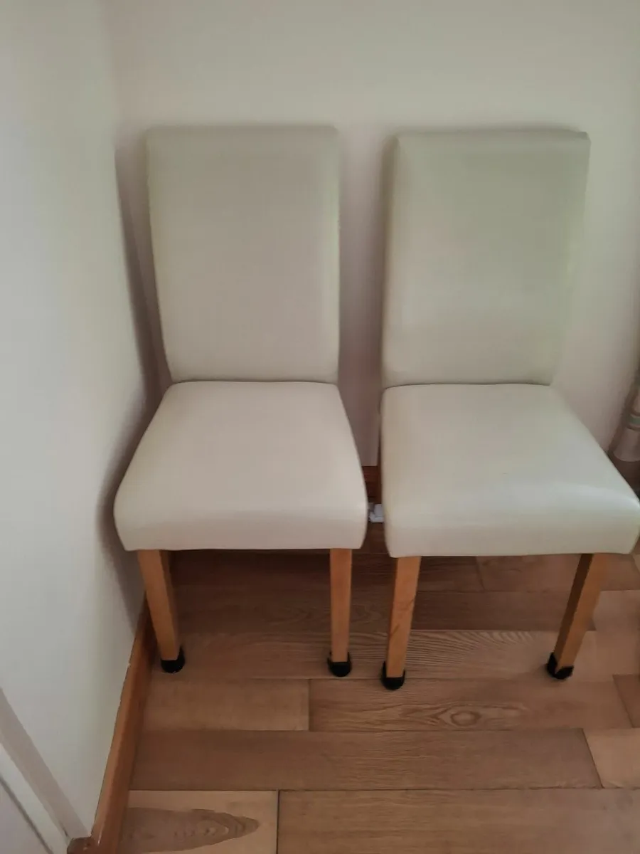 4 dinning room or kitchen chairs           TV unit - Image 4
