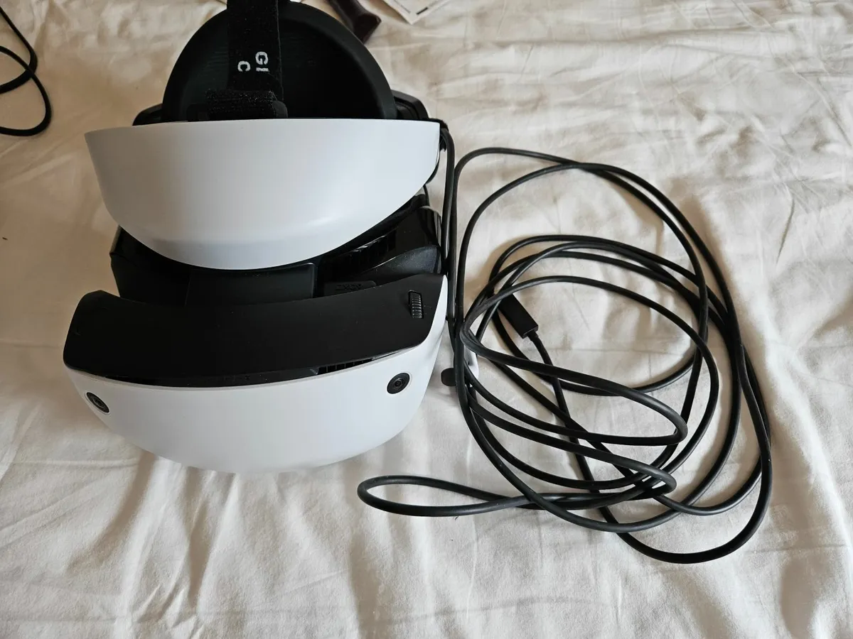 PSVR2 - Headset, Controllers & PC Adapter - Image 1