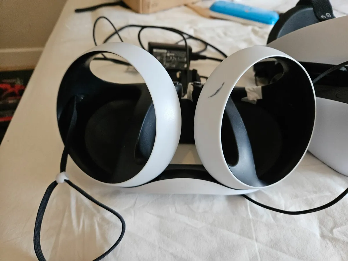 PSVR2 - Headset, Controllers & PC Adapter - Image 3