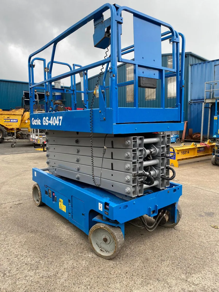2014 GENIE GS4047 46FT NARROW ELECTRIC SCISSOR LIF - Image 1