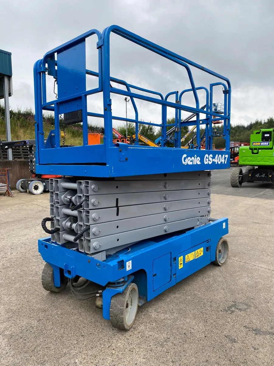 2014 GENIE GS4047 46FT NARROW ELECTRIC SCISSOR LIF - Image 3
