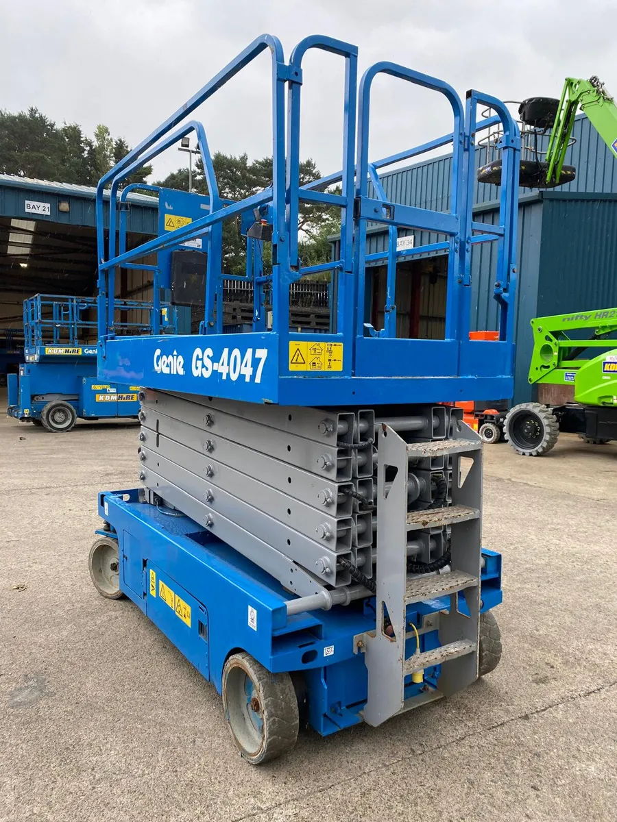 2014 GENIE GS4047 46FT NARROW ELECTRIC SCISSOR LIF - Image 4