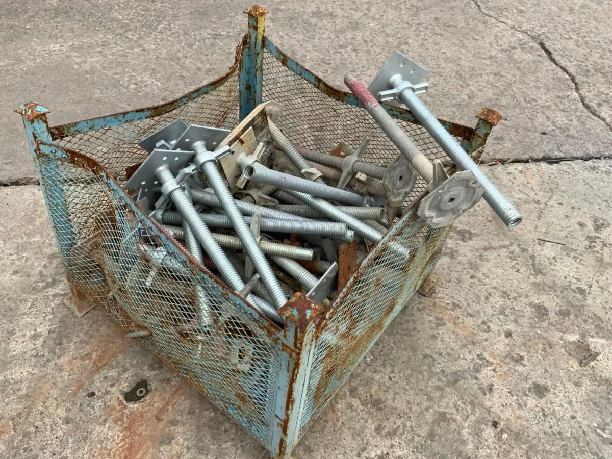 ADJUSTABLE SCAFFOLDING BASE JACK LEGS. - Image 3