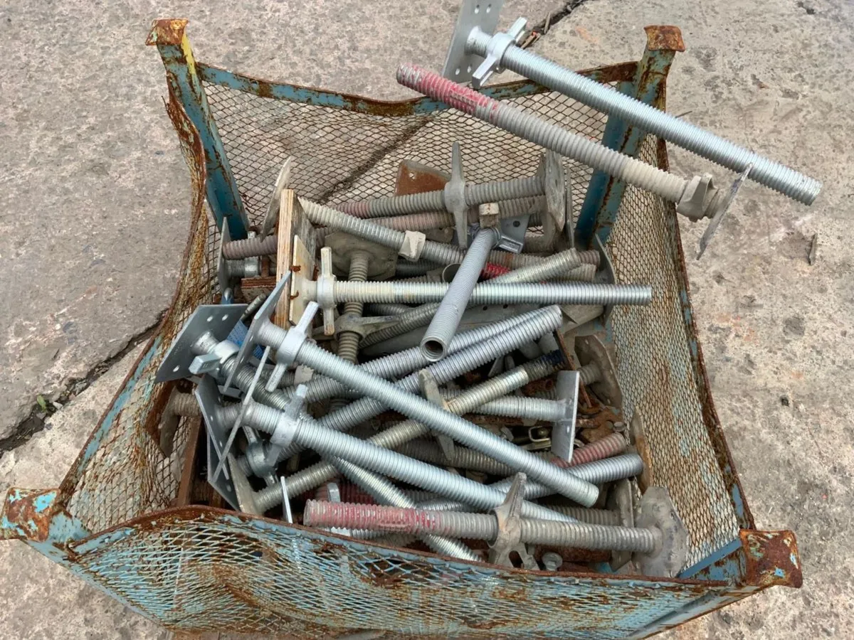 ADJUSTABLE SCAFFOLDING BASE JACK LEGS. - Image 4