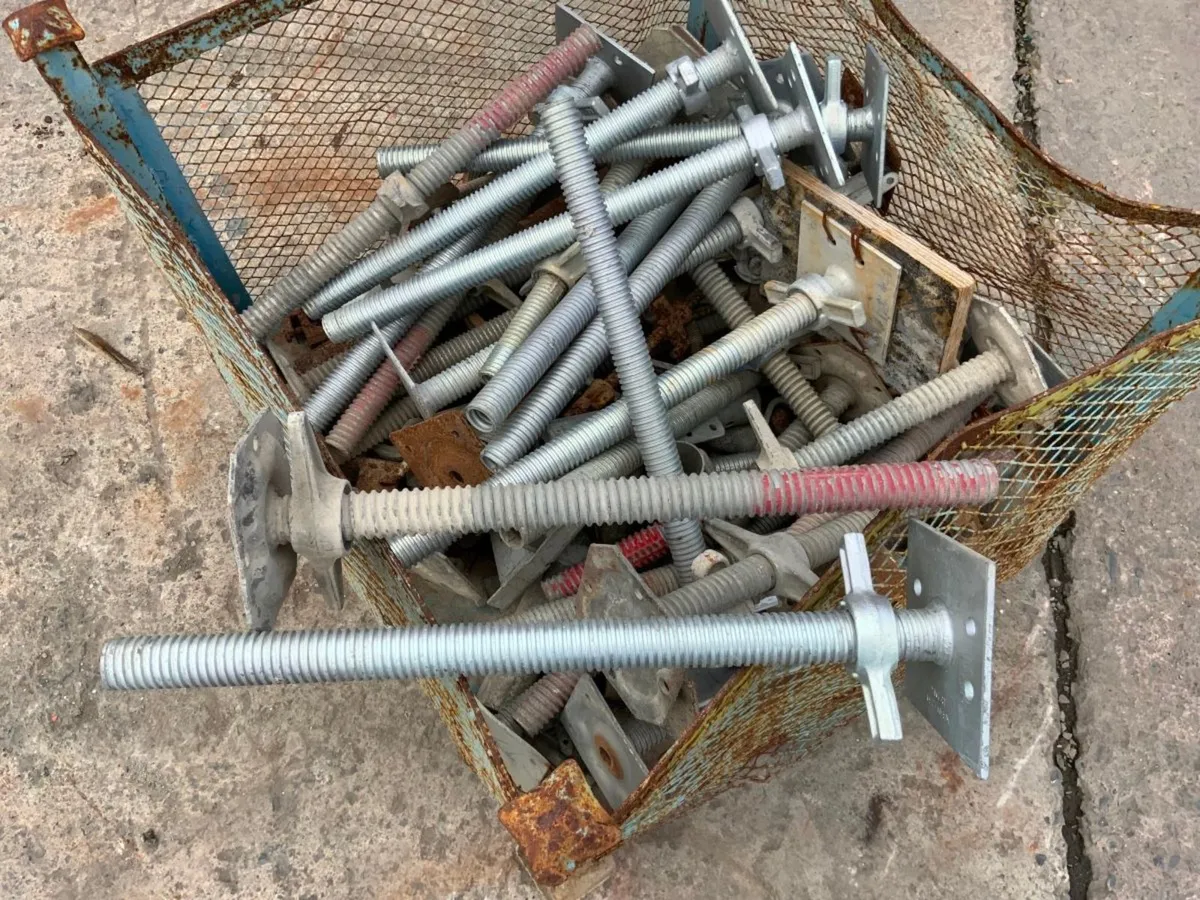 ADJUSTABLE SCAFFOLDING BASE JACK LEGS. - Image 2