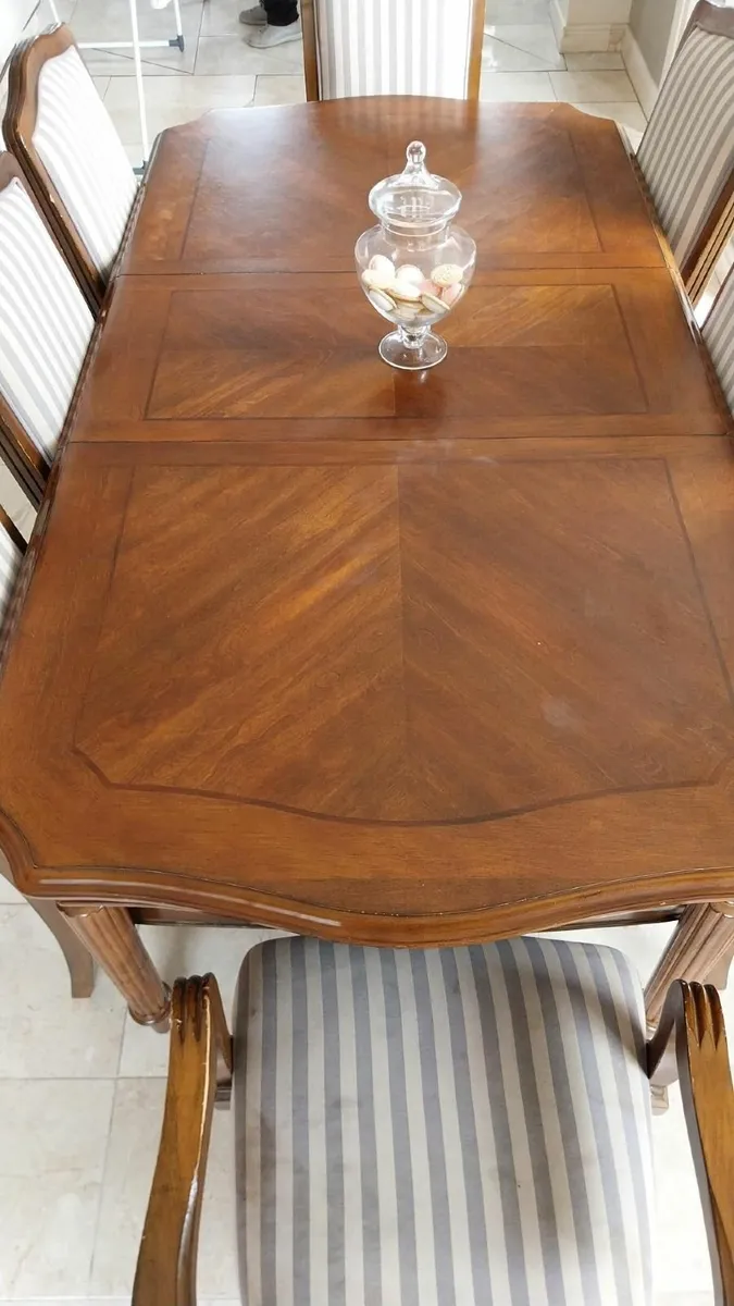 Dining table and chairs - Image 1
