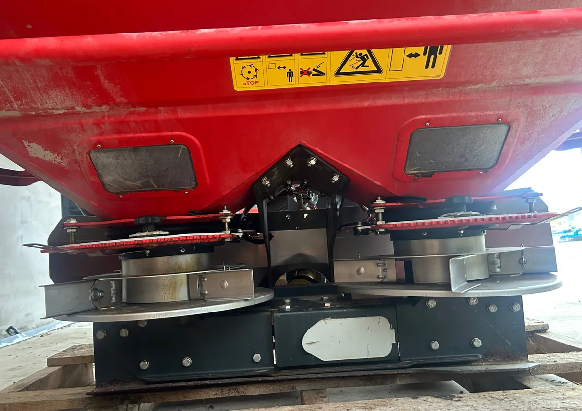 Vicon ROC 1400kg fertiliser spreader - Image 3