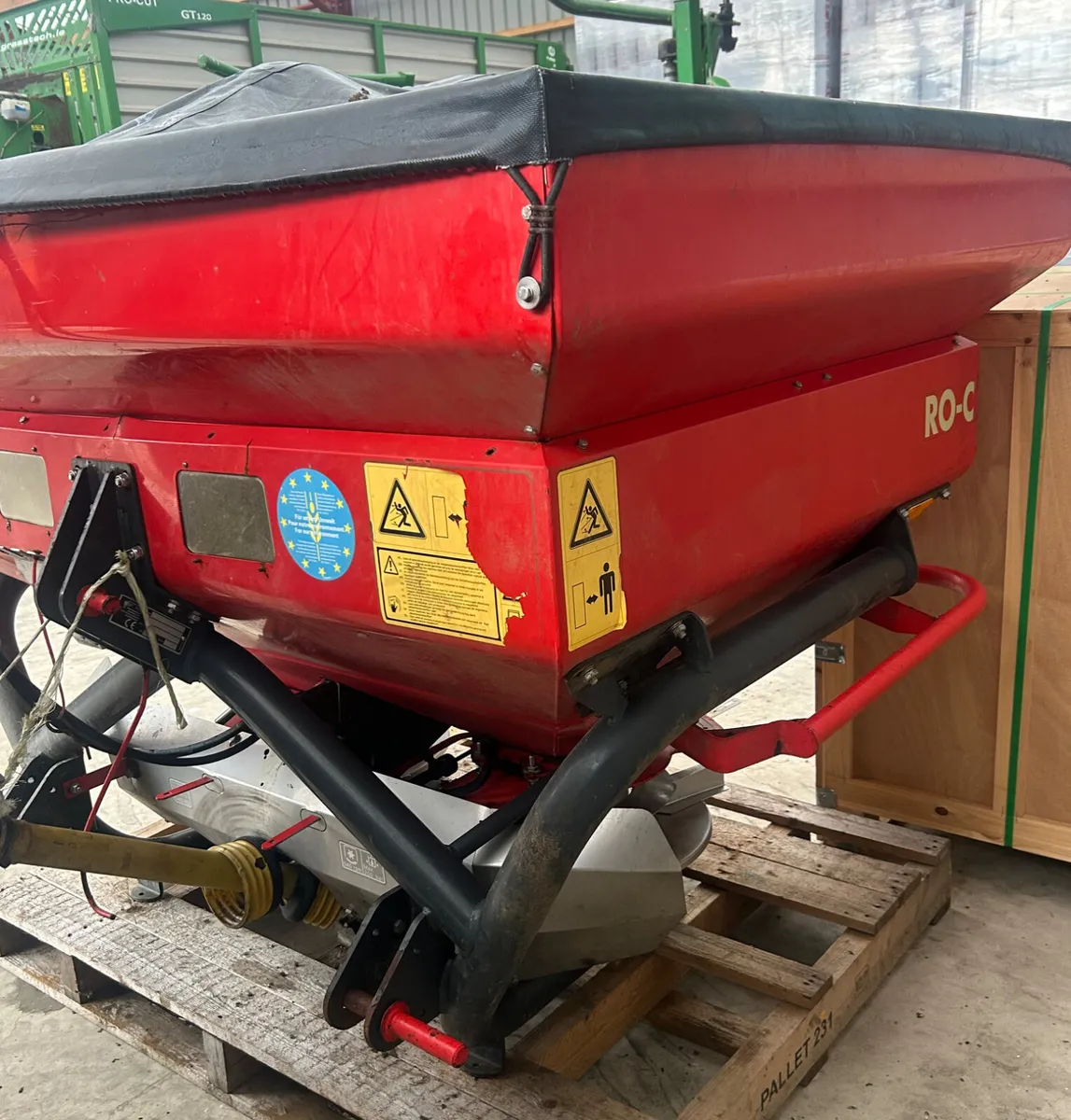 Vicon ROC 1400kg fertiliser spreader - Image 4