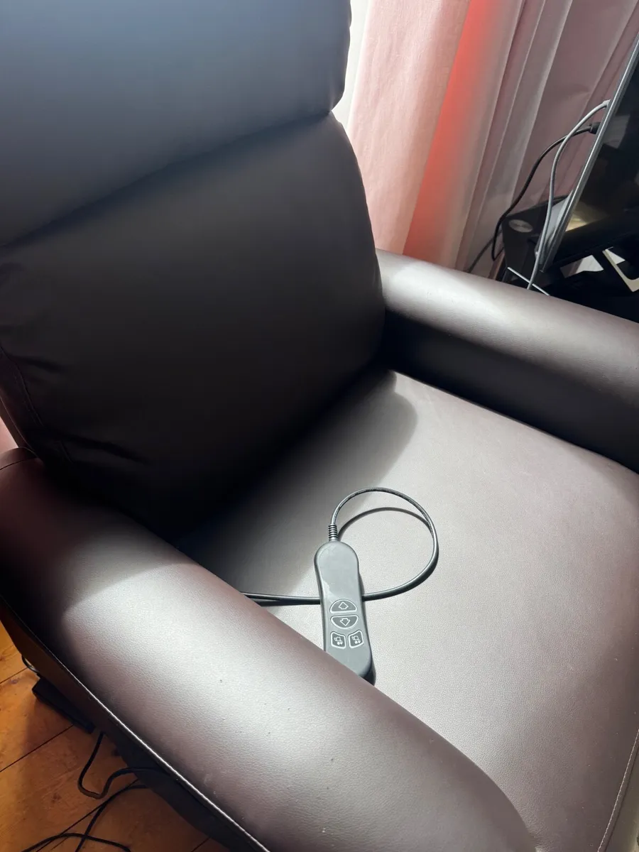 Riser recliner chair - Image 3