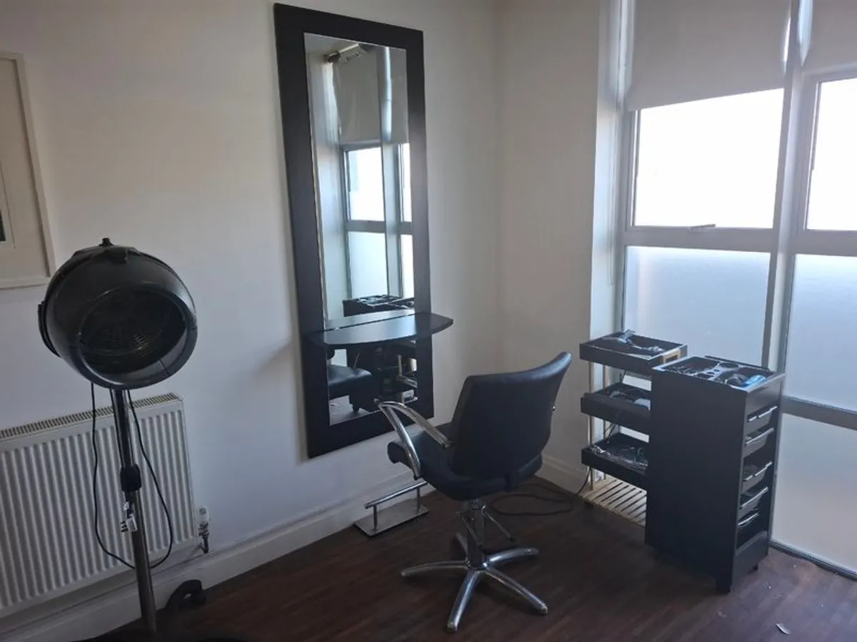 Salon Chair for rent - Image 1