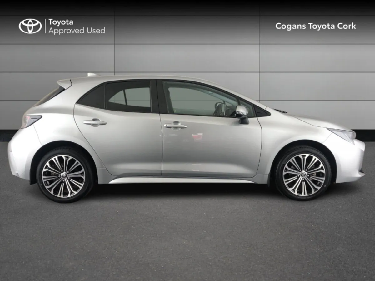 Toyota Corolla SOL H/B 4DR AUTO HYBRID - Image 3