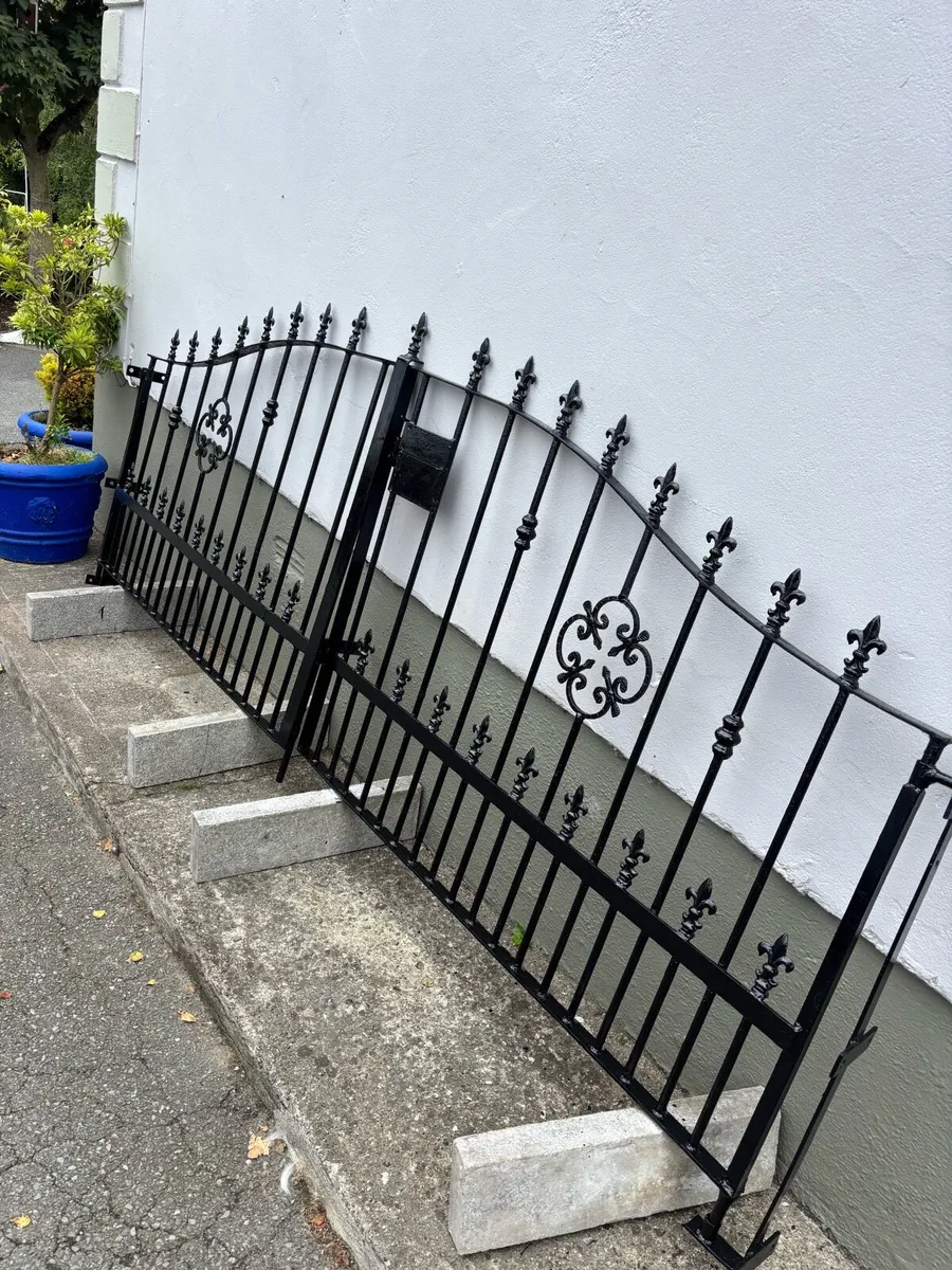Set of gates - Image 1