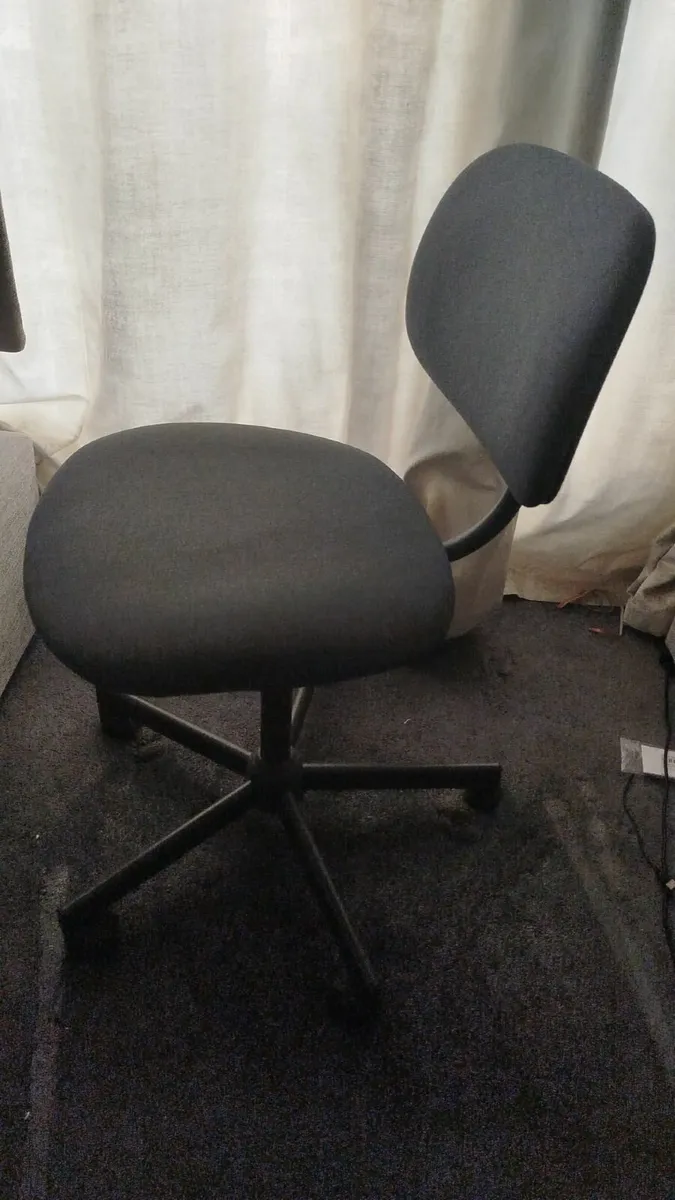 desk and chair - Image 3