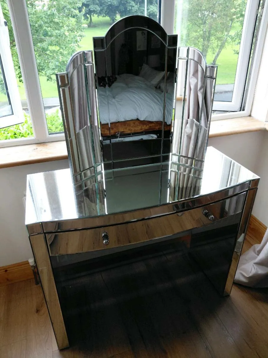 Mirrored dressing table and tall drawers - Image 1