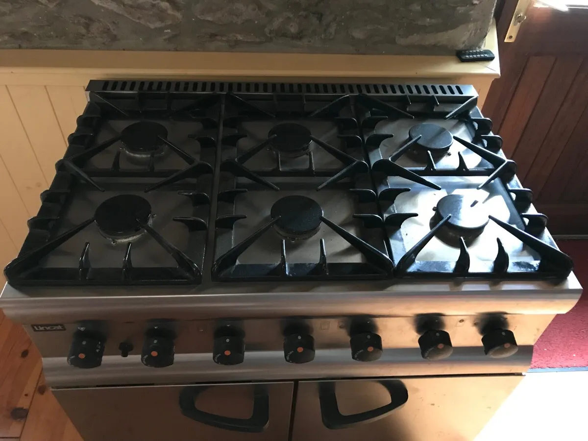 Six burner lincat cooker/oven - Image 1