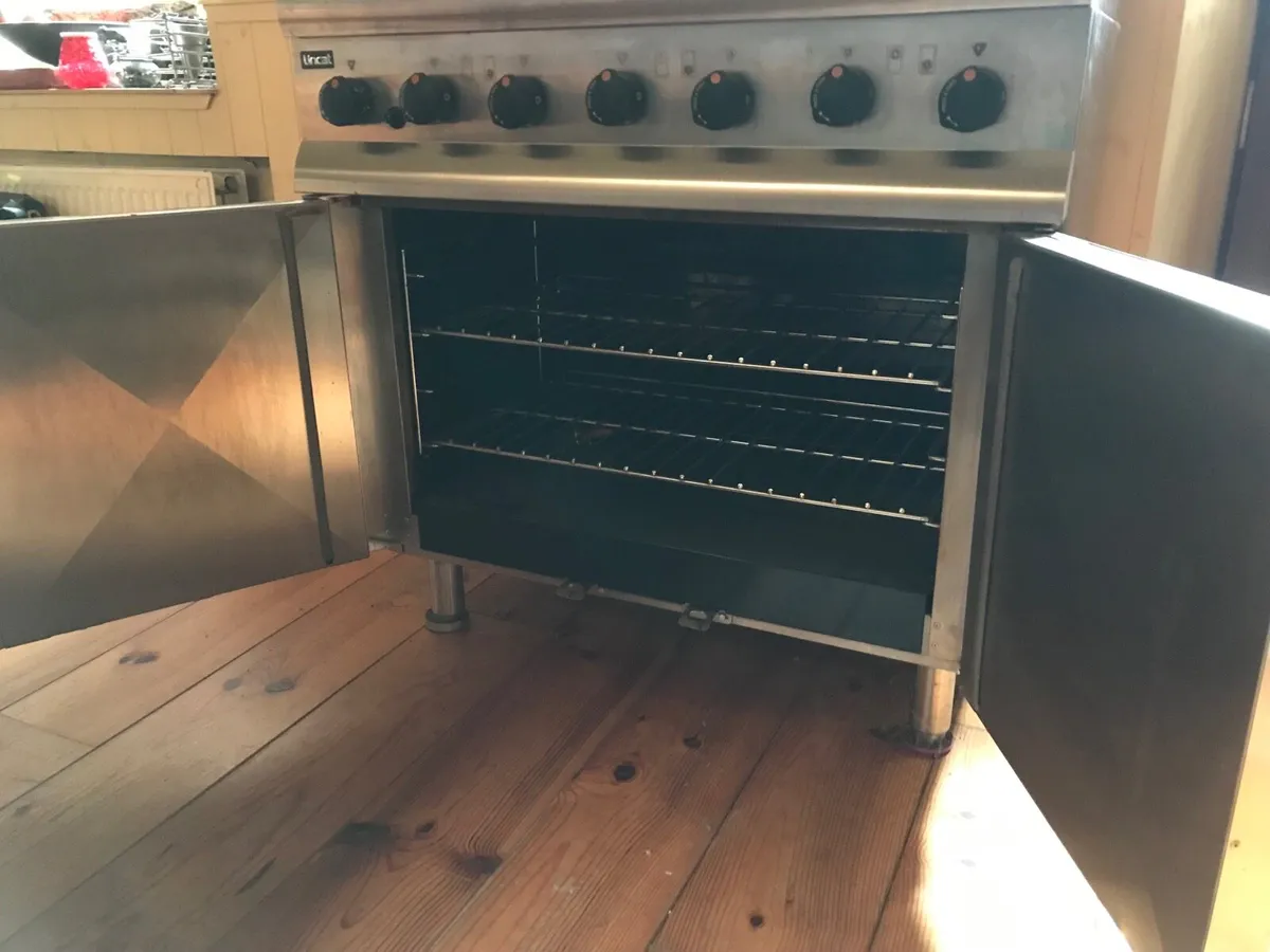Six burner lincat cooker/oven - Image 3
