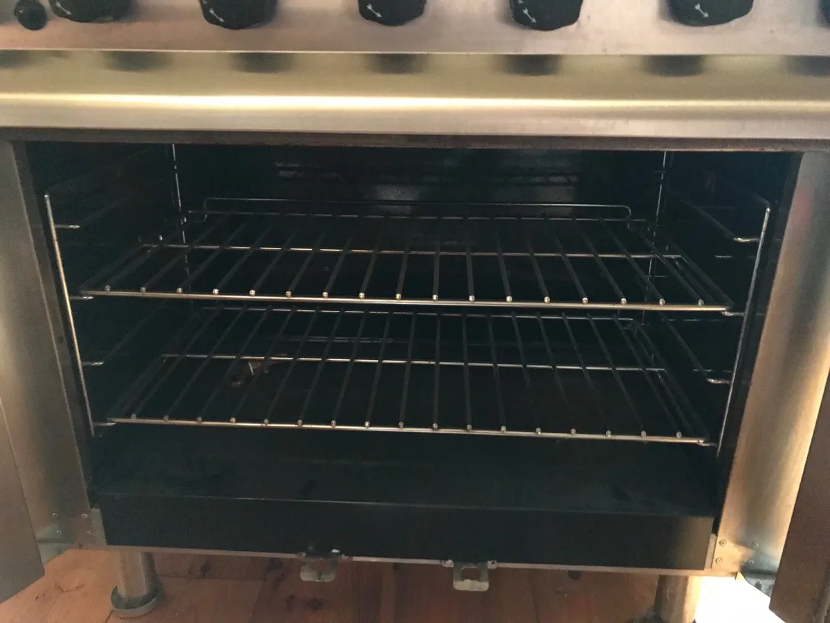 Six burner lincat cooker/oven - Image 4