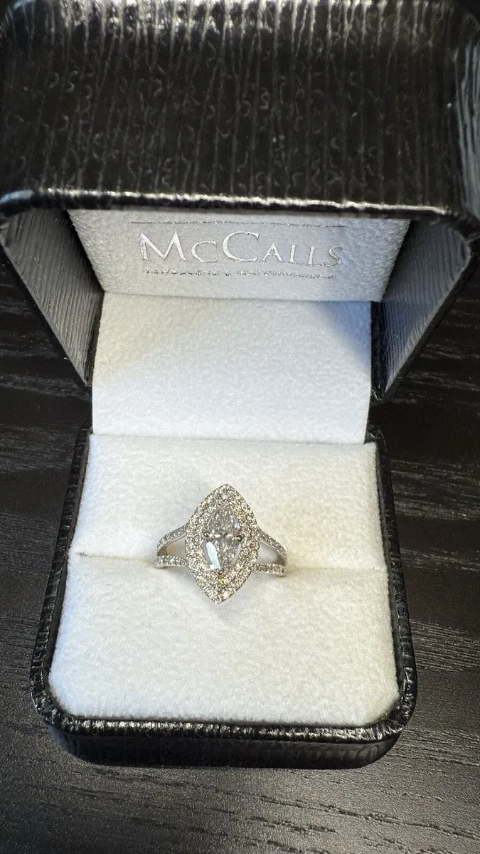 Diamond engagement ring - Image 1