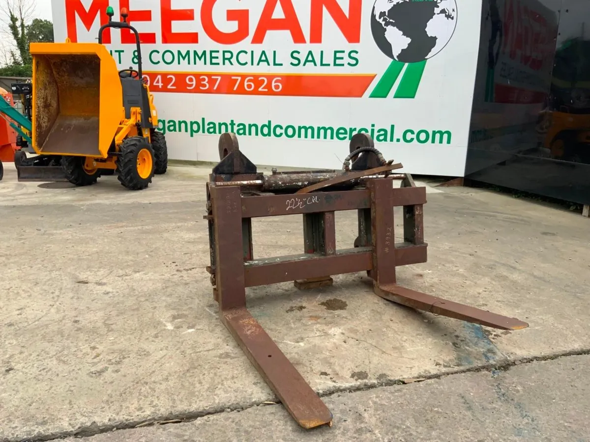 WHEELED LOADER Q/HITCH FORK CARRIAGE...3932 - Image 1