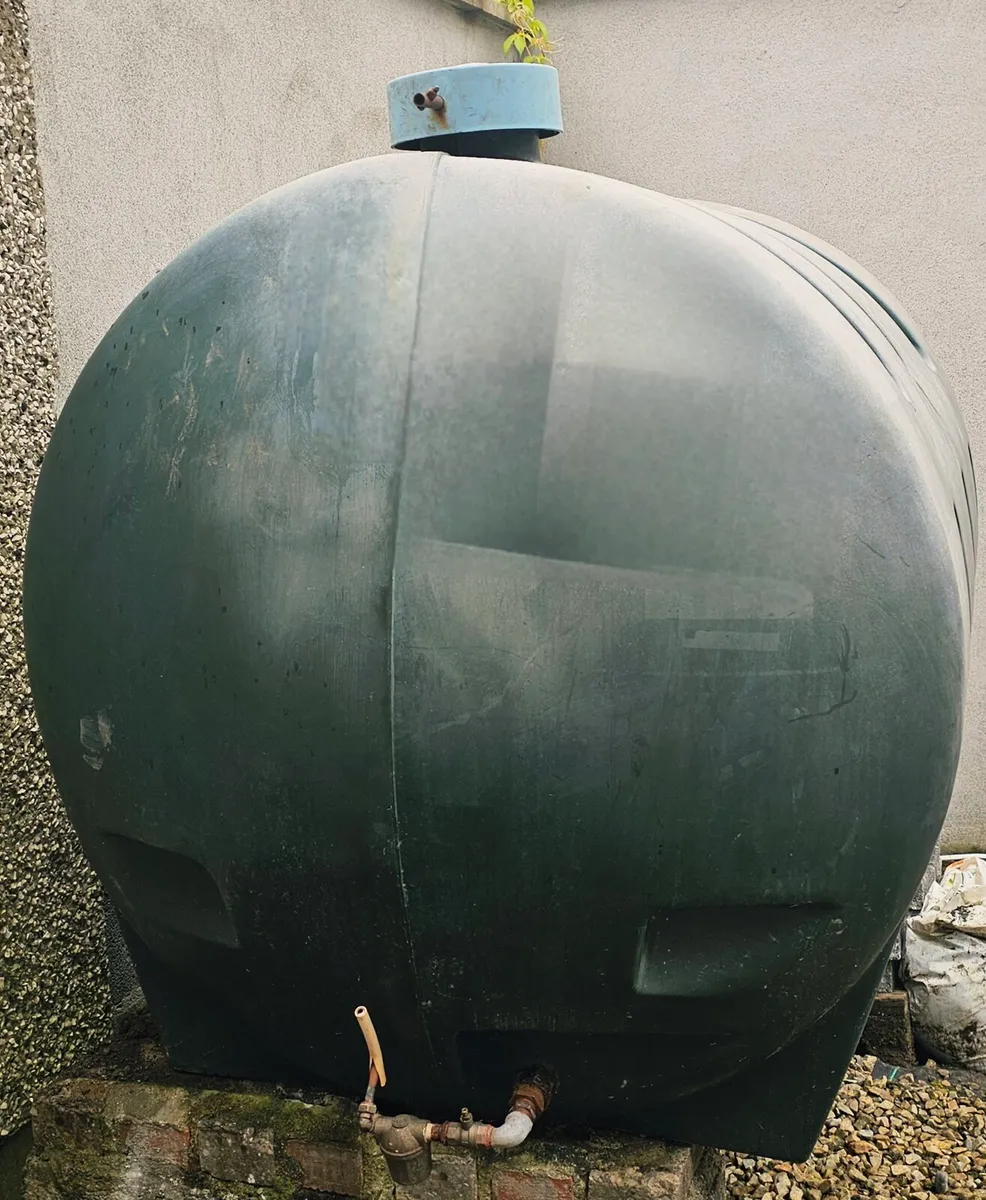 Oil tank - Image 1